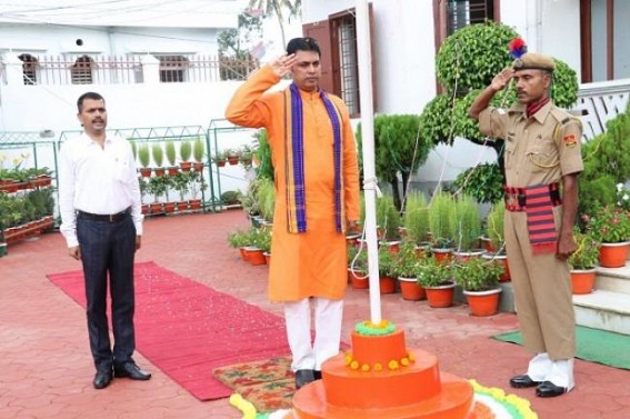 Tripura CM unfurls national flag on I-Day