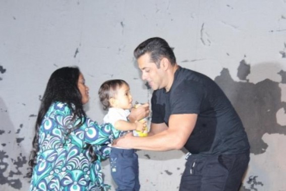 Salman attends Ganesh Utsav at sister Arpita's home with family