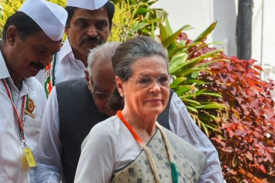 Sonia meets Maharashtra Cong chief, discusses resignations
