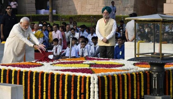 PM leads nation in paying tribute to the Mahatma