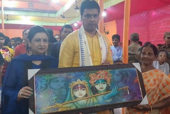 CM celebrated Maha-Navami with wife in a dedicated BJP Kariyakart’s home CM celebrated Maha-Navami with wife in a dedicated BJP Kariyakart’s home