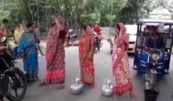 Women blocked road protesting against Water Crisis