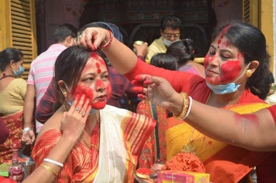 Women celebrate Bijoya Dasami's Sindoor Khela without-masks in Durga Bari