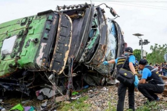 12 killed in B'desh train-bus collision