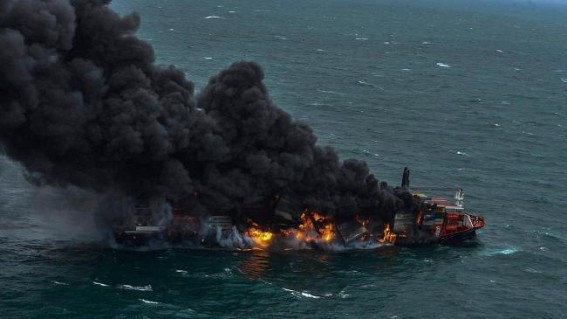 Sri Lanka fears oil spill from burning container ship