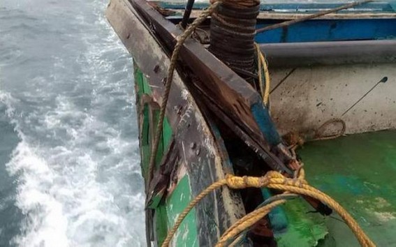 Sri Lankan Navy pelted stones at Indian fishing boats: TN officials