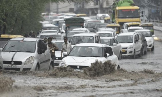 Heavy rain paralyzes Delhi traffic