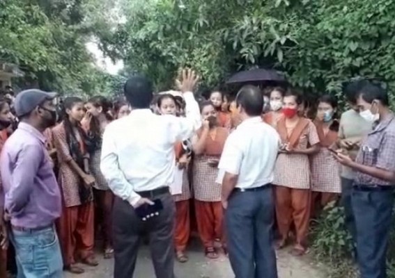 Students blocked road on demand of recruiting teachers for their school at Ratanpur