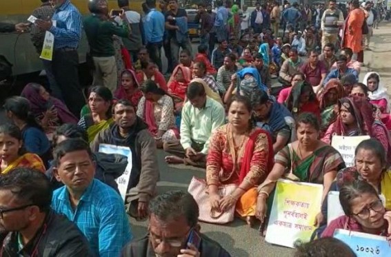 10323 Teachers sat in Demonstration on Road after CM refused to meet them because of ‘Busy Schedule’ : Hunger Strike falls on Day 64 