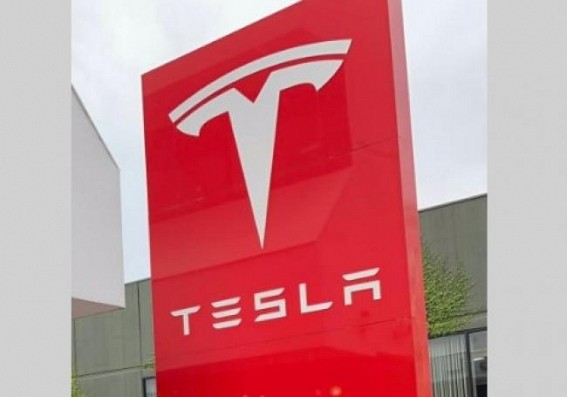 Tesla set for another round of layoffs in early 2023, pauses hiring