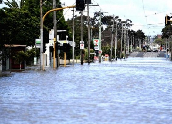 Thousands of houses may be inundated as flood continues in Aus state