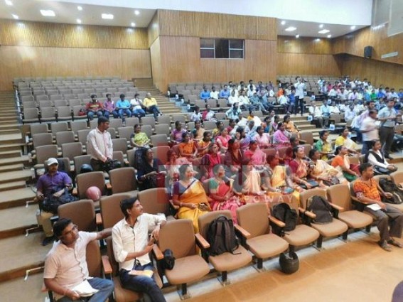 â€˜Iâ€™ll edit the blank seats of Rabindra Bhawan in my smart phoneâ€¦â€™ Central BJP Minister pinches state BJP