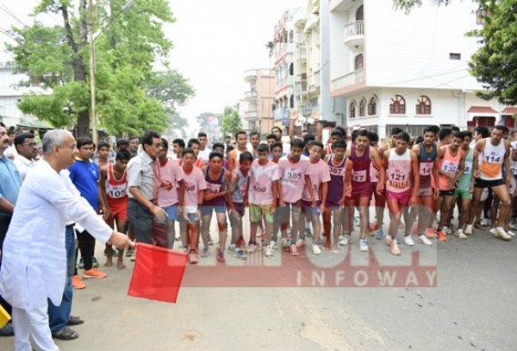 Sports Minister flags of Agartala Marathon-2017 