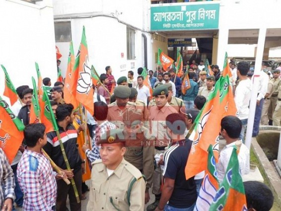 BJP Yuva Morcha activists gherao AMC Mayor