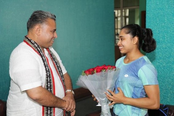 Sunil Deodhar meets Dipa Karmakar at Delhi, greets for her success