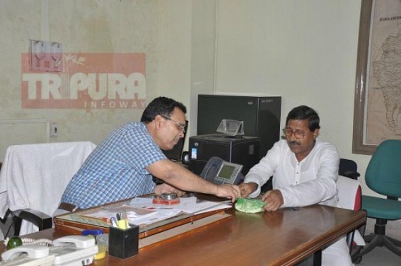 CPI-M MP meets Food Director, shows poor qualityâ€™s flours served by Ration-shops to villagers   