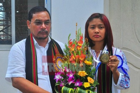 Kick Boxing champion Tracy Darlong felicitated 