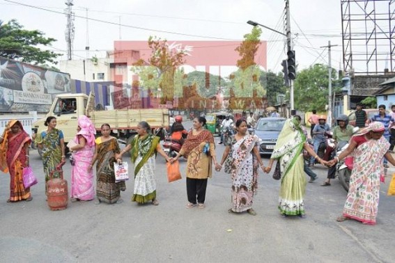 Cooking gas crisis on rise, consumers block Capital City's road 