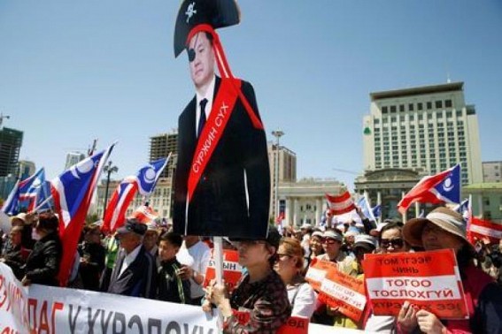 Thousands rally in Mongolia to call for government to step down