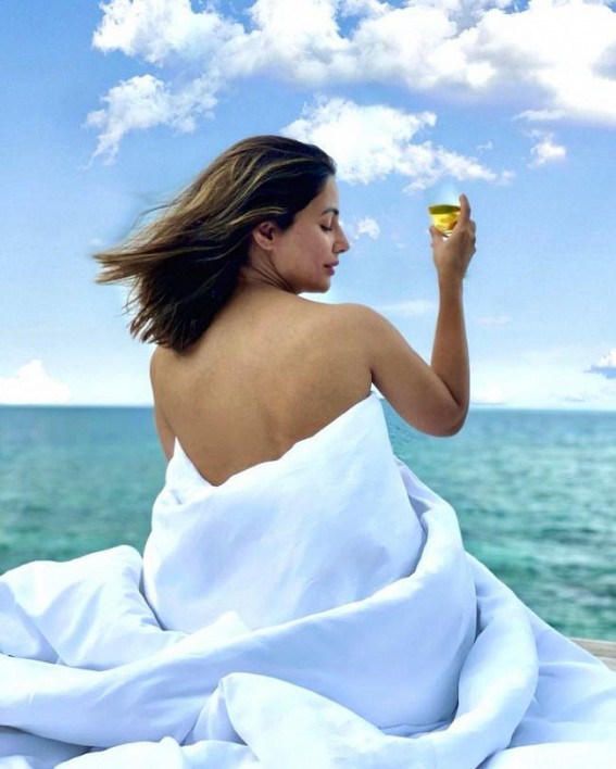 Hina Khan flaunts 'sexy back' from Maldivian vacation