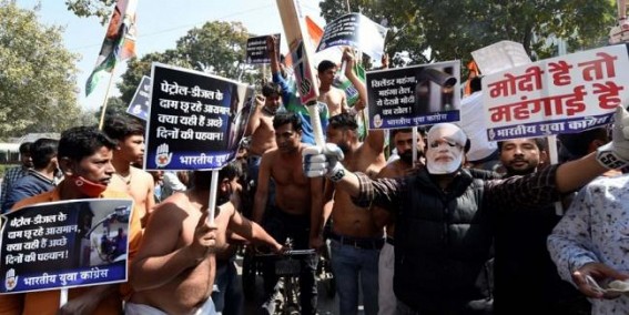Cong leaders protest against fuel price hike in Delhi