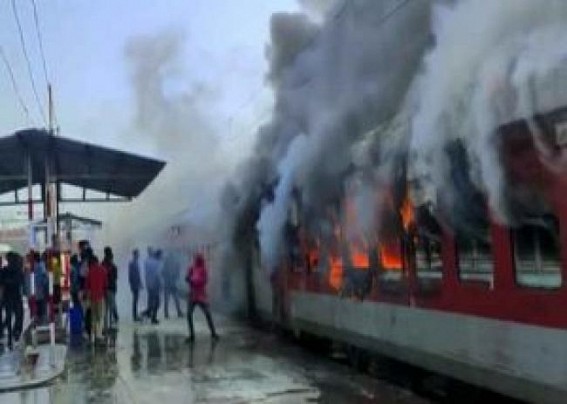 Three coaches of Swatantrata Senani Express catches fire at Madhubani junction in Bihar