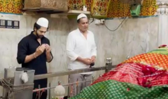 Taha Shah Badussha visits Mahim Dargah to seek divine blessings, offers chadar