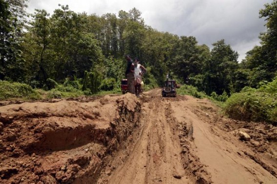 NH 44 stalls, 40 mt patch develops depression in Tripura-Assam boundary NH 44 stalls, 40 mt patch develops depression in Tripura-Assam boundary