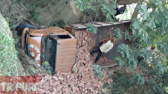 Vehicle carrying bricks turns turtle at Kalyanpur Vehicle carrying bricks turns turtle at Kalyanpur