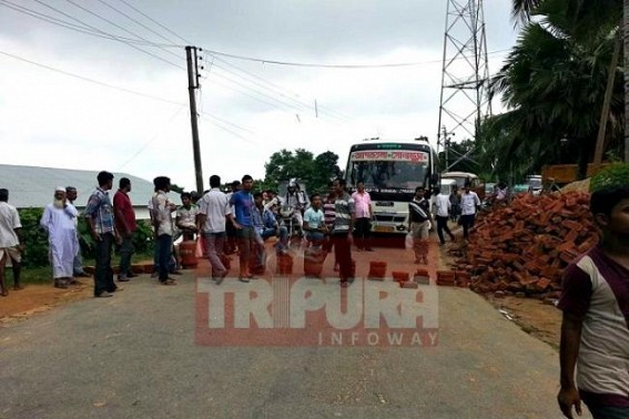 Demanding to regularize the supply of cylinder, consumers of Sonamura staged road blockade at Battali Sosanghat area of Sonamura Agartala Roadway Demanding to regularize the supply of cylinder, consumers of Sonamura staged road blockade at Battali Sosanghat area of Sonamura Agartala Roadway