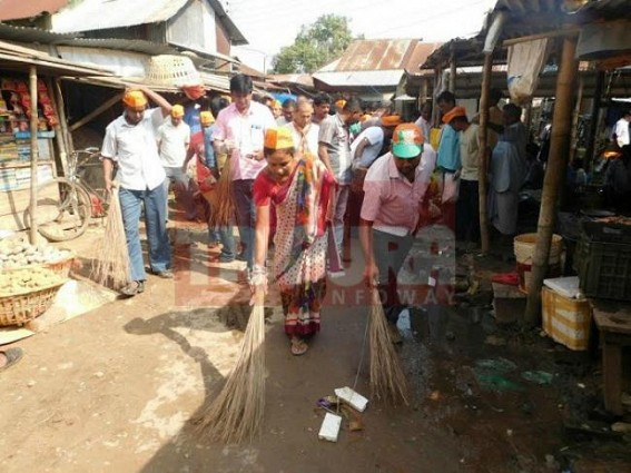 BJP cleans dirty market at Capital city BJP cleans dirty market at Capital city