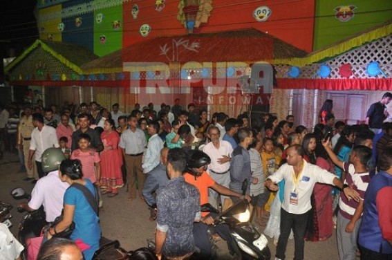 Mochak Club's Durga Puja stage on National Highway paralyzed transport on Panchami night Mochak Club's Durga Puja stage on National Highway paralyzed transport on Panchami night