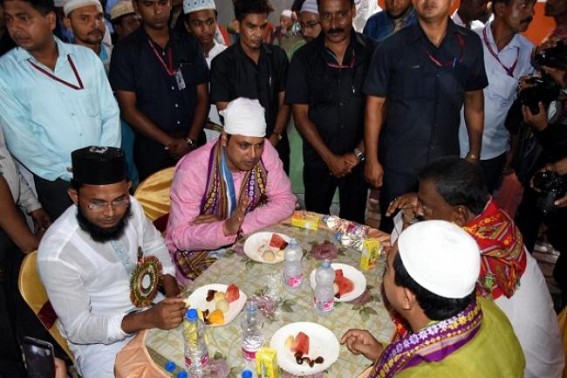 Chief Minister attends Iftar Party, extends Ramzan greetings Chief Minister attends Iftar Party, extends Ramzan greetings