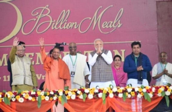 Modi serves Akshaya Patra's 3 billionth meal Modi serves Akshaya Patra's 3 billionth meal