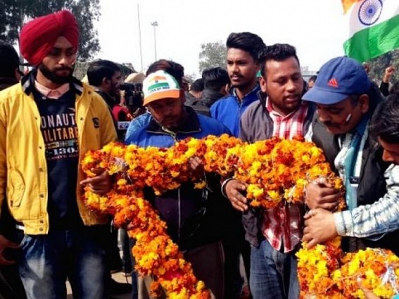 Scores assemble near Attari border for IAF pilot's return from Pakistan Scores assemble near Attari border for IAF pilot's return from Pakistan