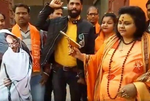 Pooja Pandey, Hindu Mahasabha Leader Who Shot Mahatma Gandhi’s Effigy, Distributes Knives to Toppers in UP Pooja Pandey, Hindu Mahasabha Leader Who Shot Mahatma Gandhi’s Effigy, Distributes Knives to Toppers in UP