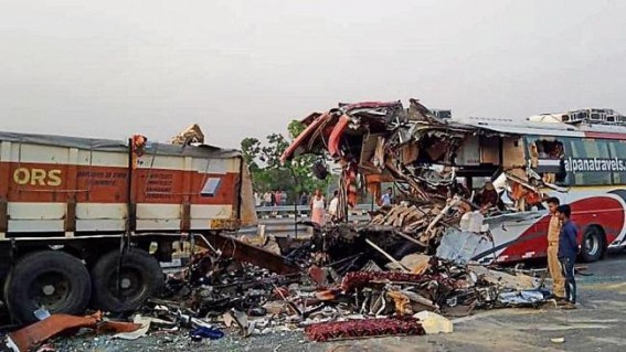 7 killed in Agra-Lucknow Expressway accident 7 killed in Agra-Lucknow Expressway accident