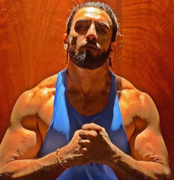 Ranveer's all beefed up because 'kaam dhanda nahi hai' Ranveer's all beefed up because 'kaam dhanda nahi hai'