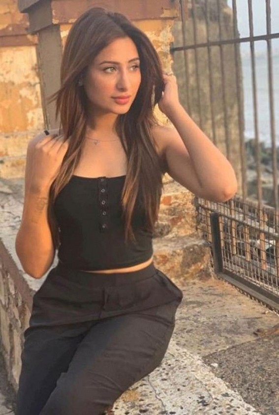 Paras and I are just friends: Mahira Sharma Paras and I are just friends: Mahira Sharma
