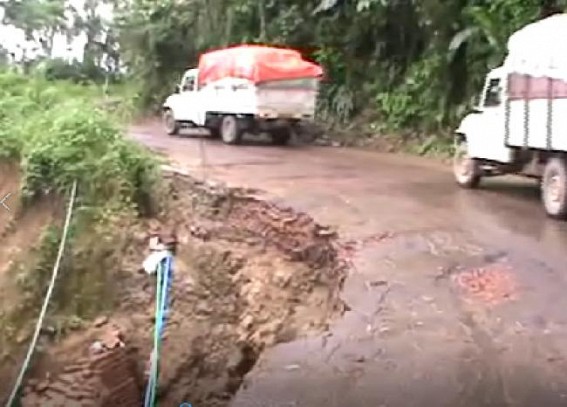 Landsliding damaged Kailashahar-Dharmanagar road, passengers in trouble Landsliding damaged Kailashahar-Dharmanagar road, passengers in trouble