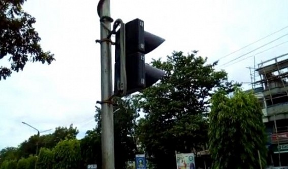 Electronic traffic signal crippled at the heart of Teliamura, creating tremendous problems in vehicle movements Electronic traffic signal crippled at the heart of Teliamura, creating tremendous problems in vehicle movements