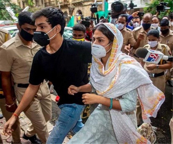Sushant case: Facing arrest, Rhea reports to NCB Mumbai office Sushant case: Facing arrest, Rhea reports to NCB Mumbai office