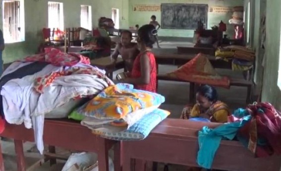 Families which took shelter in school due to flood, did not receive State Govt’s help yet : Howrah river bank locals suffer in monsoon, floods Families which took shelter in school due to flood, did not receive State Govt’s help yet : Howrah river bank locals suffer in monsoon, floods