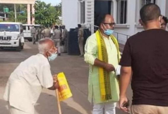 Old man's name excluded from Social Allowance's list: Poor man left for starving at his last stage of life Old man's name excluded from Social Allowance's list: Poor man left for starving at his last stage of life