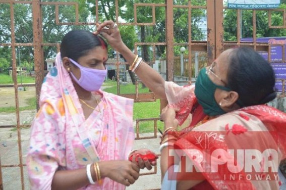 Traditional ‘Sindur Khela’ restricted in Temple for COVID-19 Traditional ‘Sindur Khela’ restricted in Temple for COVID-19