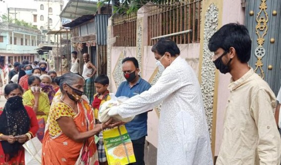Congress leader Gopal Roy, Youth wings leaders distributed Rations among 1,200 families in Banamalipur Congress leader Gopal Roy, Youth wings leaders distributed Rations among 1,200 families in Banamalipur