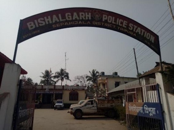 Public Caught a drug dealer red-handed while selling drug items in Bishalgarh Public Caught a drug dealer red-handed while selling drug items in Bishalgarh