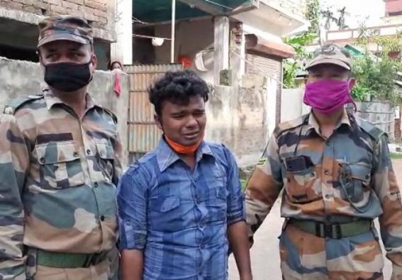 While fleeing after stealing a mobile phone Public caught a thief red handed While fleeing after stealing a mobile phone Public caught a thief red handed