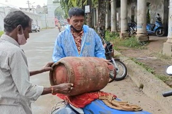 LPG Consumers hit BJP Govt over Per Month Price Hike : Alleged, 'Govt is Butchering us, Planning to Murder All' LPG Consumers hit BJP Govt over Per Month Price Hike : Alleged, 'Govt is Butchering us, Planning to Murder All'