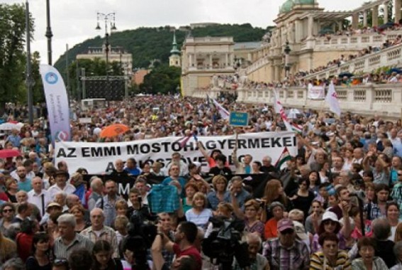Teachers protest in Budapest for higher wages Teachers protest in Budapest for higher wages